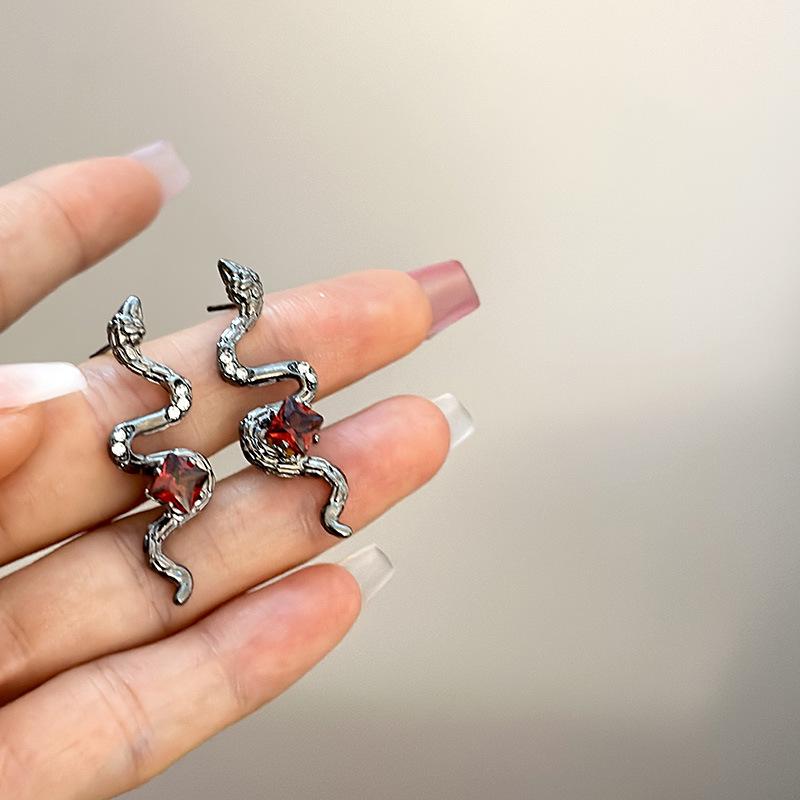 

Temperament Snake-shaped Niche Earrings for Women New High-end Earrings for Women