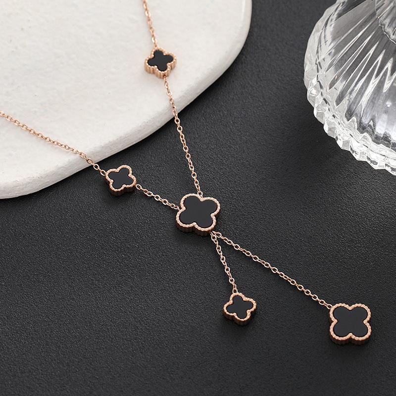 Nieuwe dubbelzijdige klavertjevierketting voor vrouwen, niet-vervagende gefranjerde sleutelbeenketting, nislicht luxe eenvoudige hanger