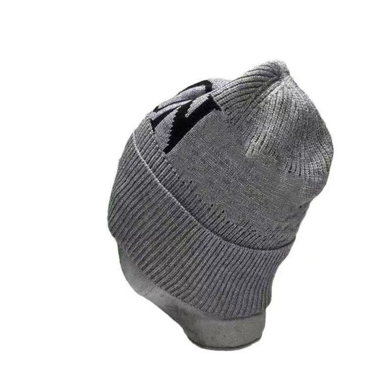 Strickmütze für Damen und Herren mit Buchstabenstickerei für den Winter und die Freizeit.