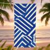 Geometrisches Streifen-Strandtuch, Blau-Weißes Abstraktes Muster, Modernes Design, Schnelltrocknende Mikrofaser, Geschenk für Strandliebhaber