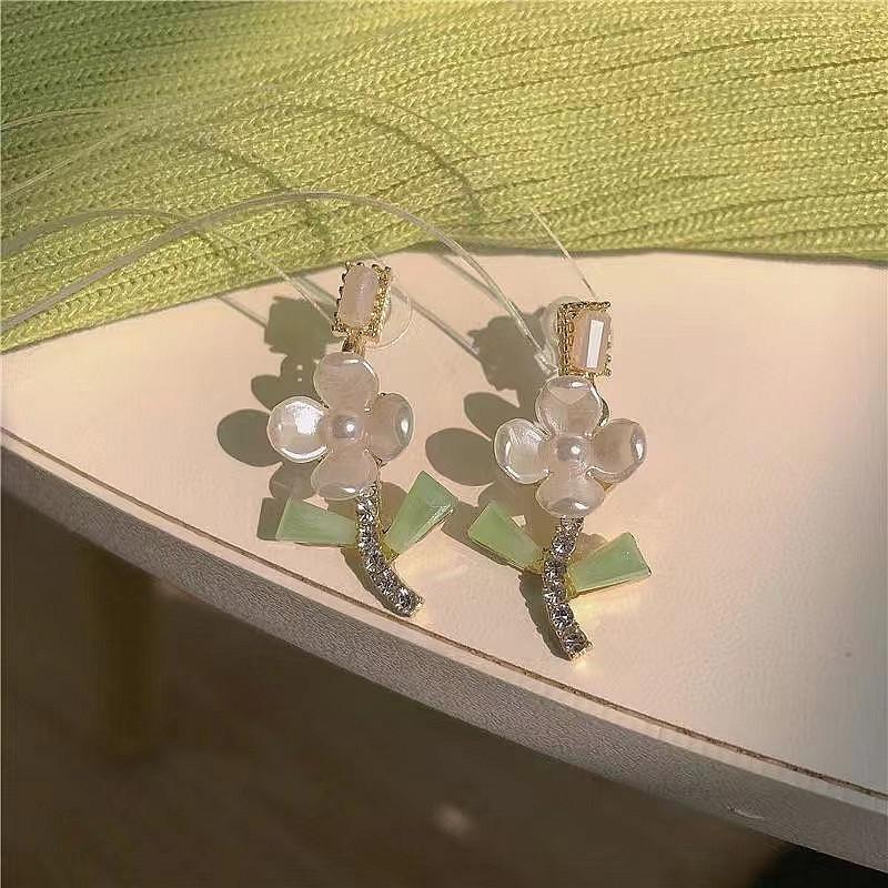 Summer Green Flower Fashionable and Elegant Earrings Temperament Versatile Sweet Stud Earrings Atmospheric Fresh Earrings