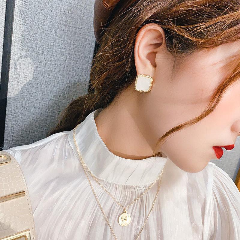 

Геометрические квадратные персонализированные серьги-пусеты темпераментные универсальные смола ретро французские маленькие серьги серьги женские