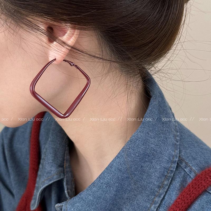 Boucles d'oreilles créoles Ankara Red Silver Needle Drip Oil: Style Rétro Hong Kongais pour Femmes, Polyvalent, avec un Design Unique.