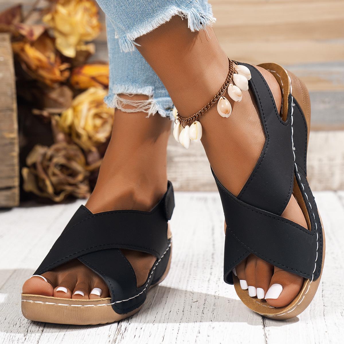 Женские сандалии с большим узором елочка на липучке и покатым каблуком удобная женская обувь 36 чёрный 1689₽