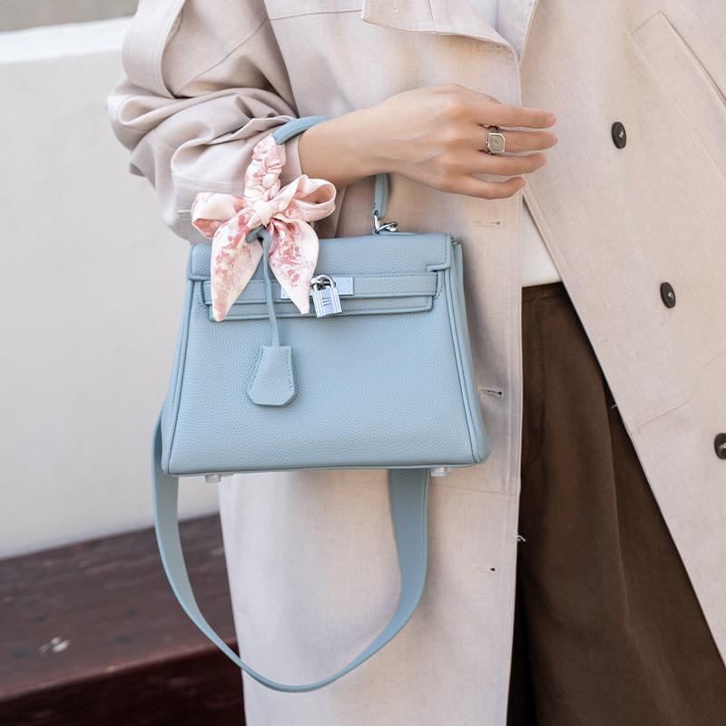 2025 neue High-End-Tasche mit breitem Schultergurt für Damen mit Litschi-Muster, einzelne Schulter-Umhängetasche, Nischentasche