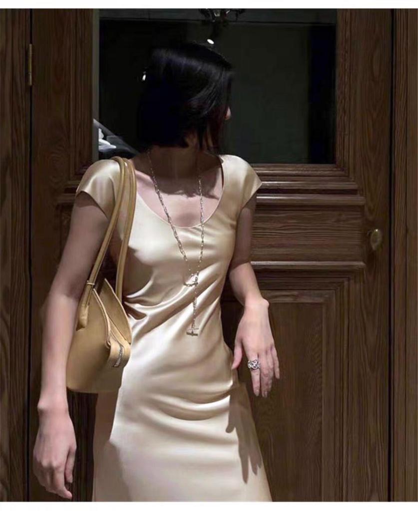 Importiertes Seiden-Triacetat Rundhals-Kleid im schrägen Schnitt mit kurzen Ärmeln, schmaler Taille und elegantem Design