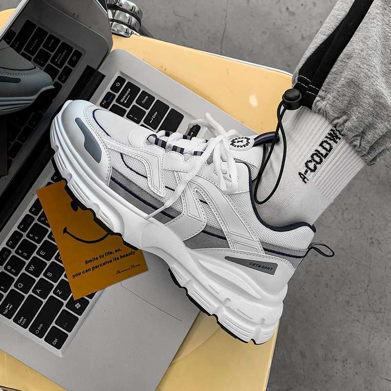 Herrenschuhe sind atmungsaktiv und vielseitig im Sommer, lässige Studenten Lauf-Sportschuhe, dicksohlige Erhöhung, kleine weiße Papa Hongkong