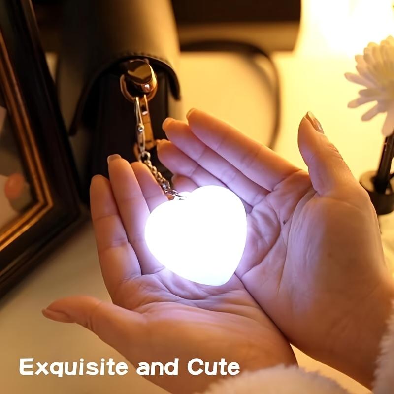 1PC Heart-shaped Mini Night Light, with a Built-in Battery, Can Be Hung On a Handbag, Keychain, or Used As a Desktop Decoration.