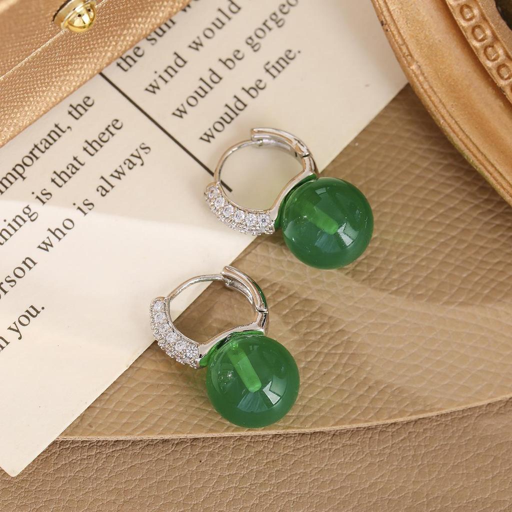 Retro Green Pearl Earrings: High-End Chinese Style Studs for Luxury and Versatile Fashion