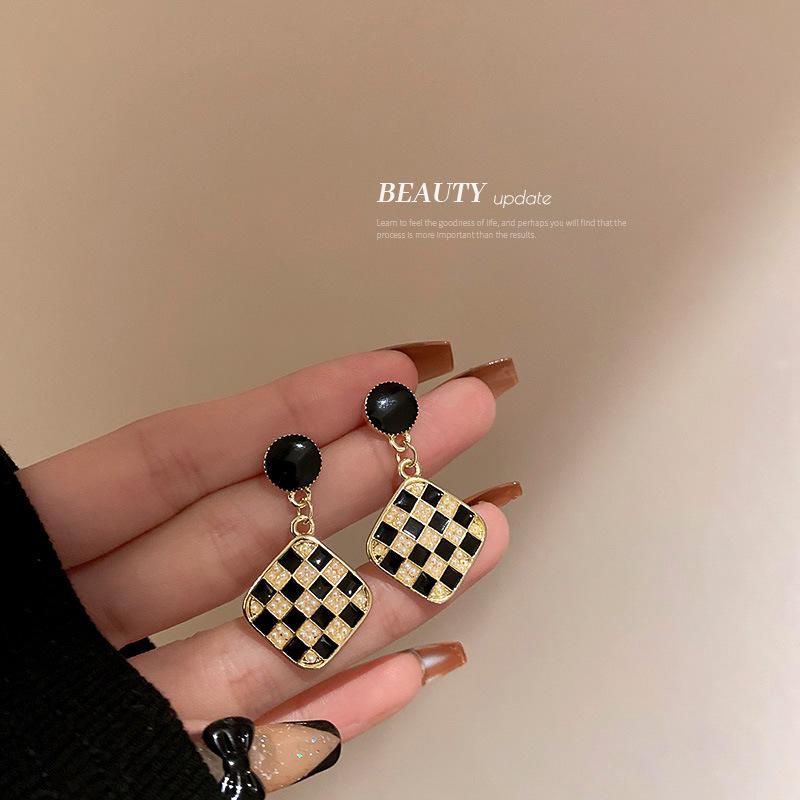 Boucles d'oreilles de luxe tendance 2024 accrocheuses pour femmes: Boucles d'oreilles à clous tendance et polyvalentes pour l'automne et l'hiver
