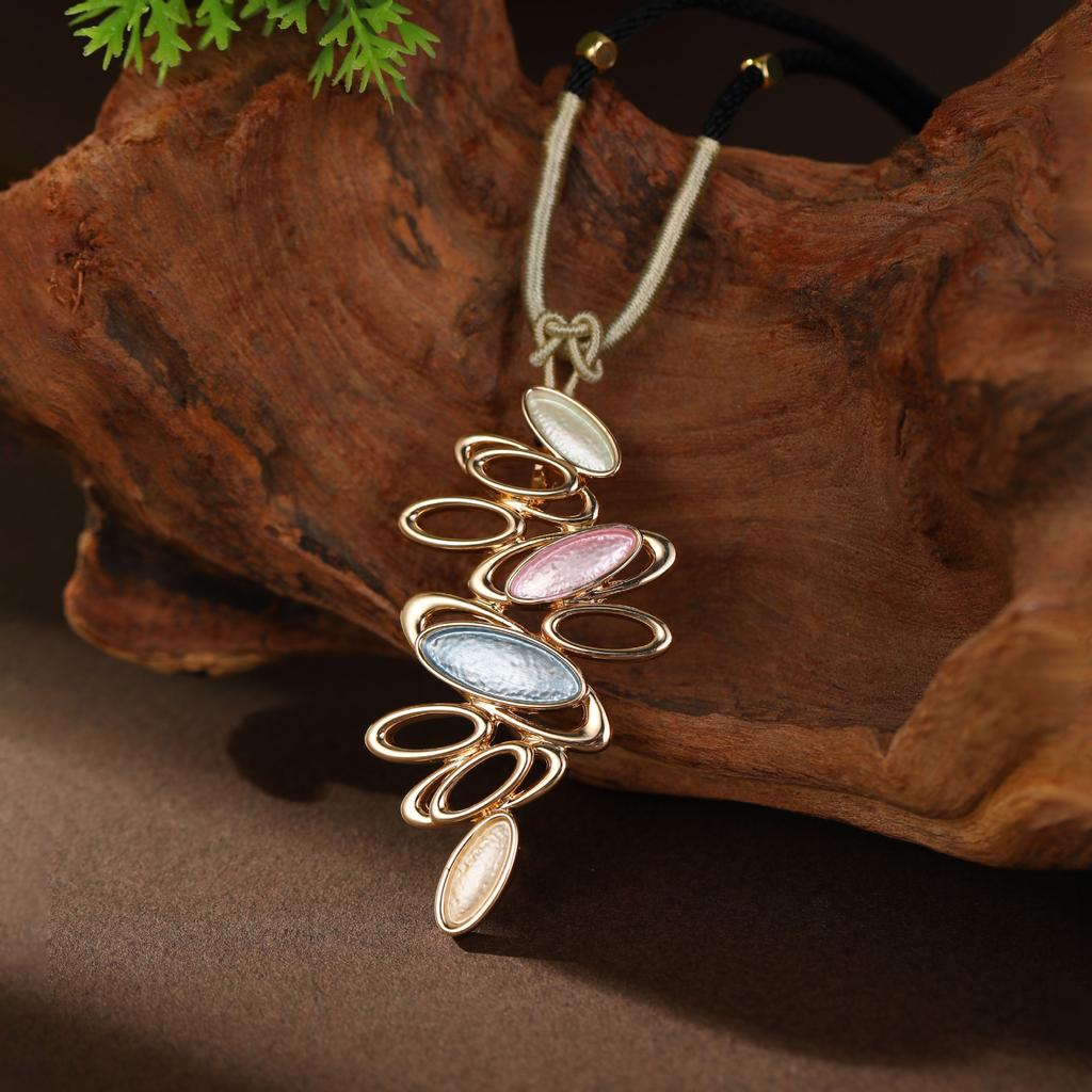 Pendentif long fleur géométrique creuse couleur émail, pendentif collier polyvalent en forme de cœur pour femme à sens élevé