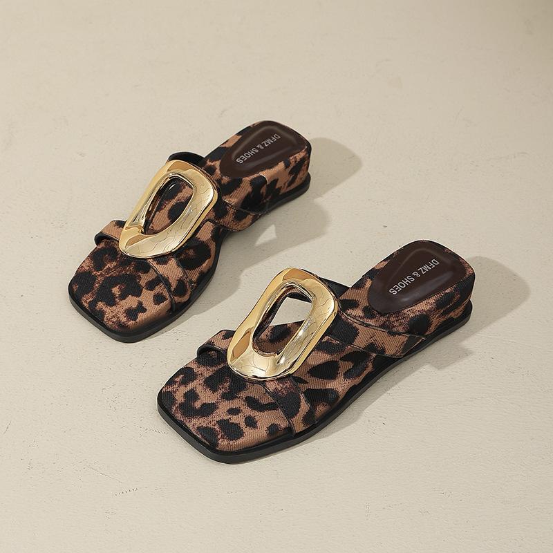 Divat 2025 Új Ék Sarok Női Papucsok Tömör Fém Díszítés Női Papucsok Elegáns Ruha Szandál Női Strand Nyári Cipők