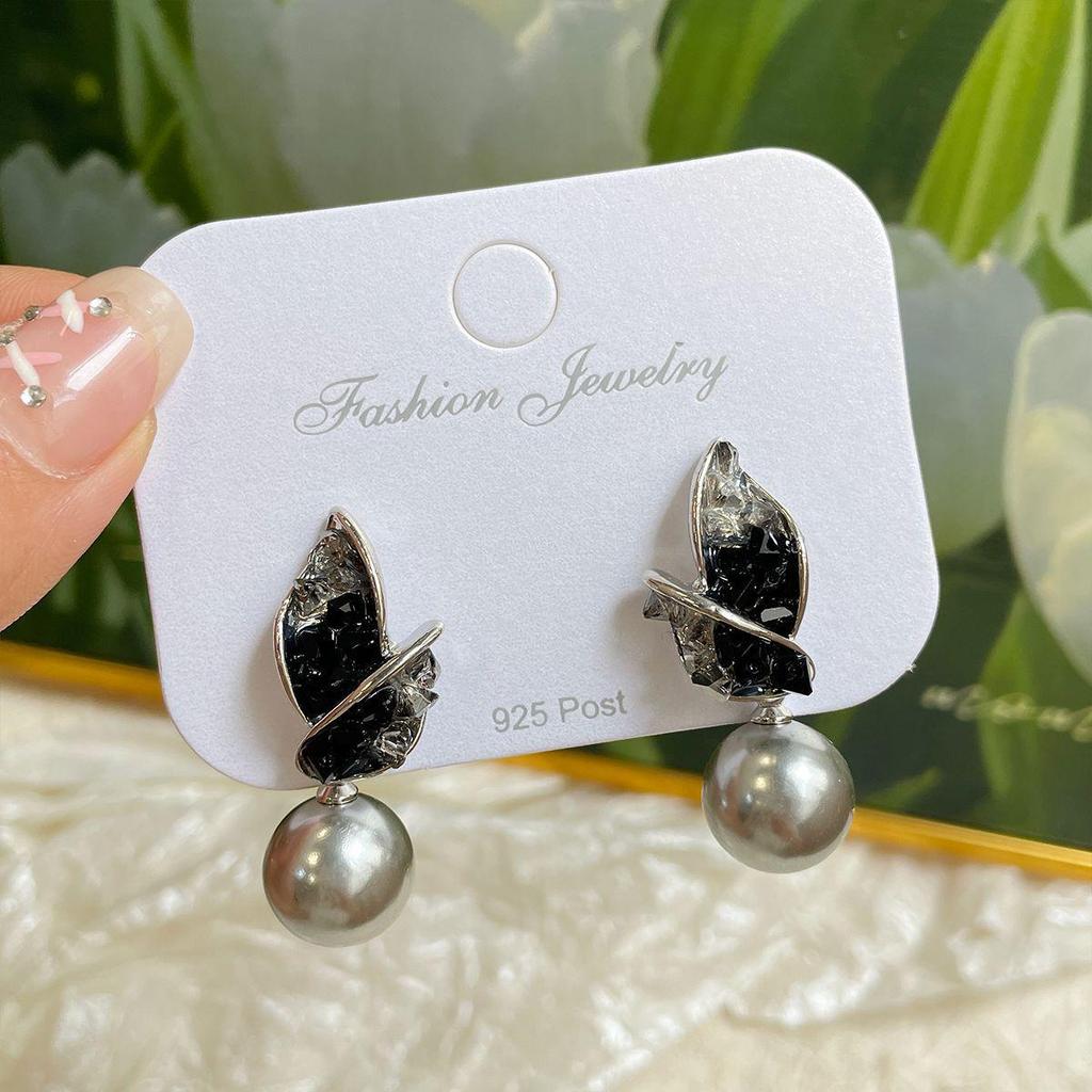 Exquisite Pearl Butterfly Earrings with Silver Needle – Gradient Light Luxury Design for Women