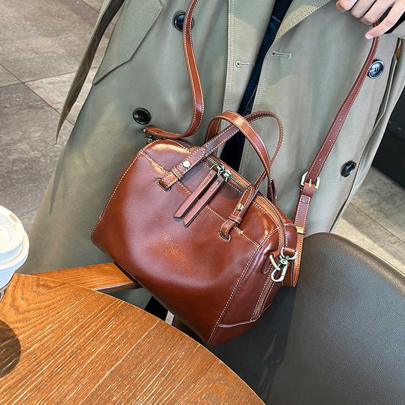 Temperamentvolle Dame Echtes Leder Boston Kissen Umhängetasche: Stilvolles, strukturiertes Oberleder aus pflanzlich gegerbtem Rindsleder für Damen