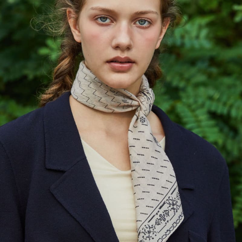 ANA MAISON Text from Ivory Silk Wool Petit Scarf [PMPsw-1427]