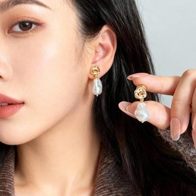 Retro Geometric Faux Pearl Dangle Earrings, Irregular Stud Design for Women, Clip-On for Non-Pierced Ears