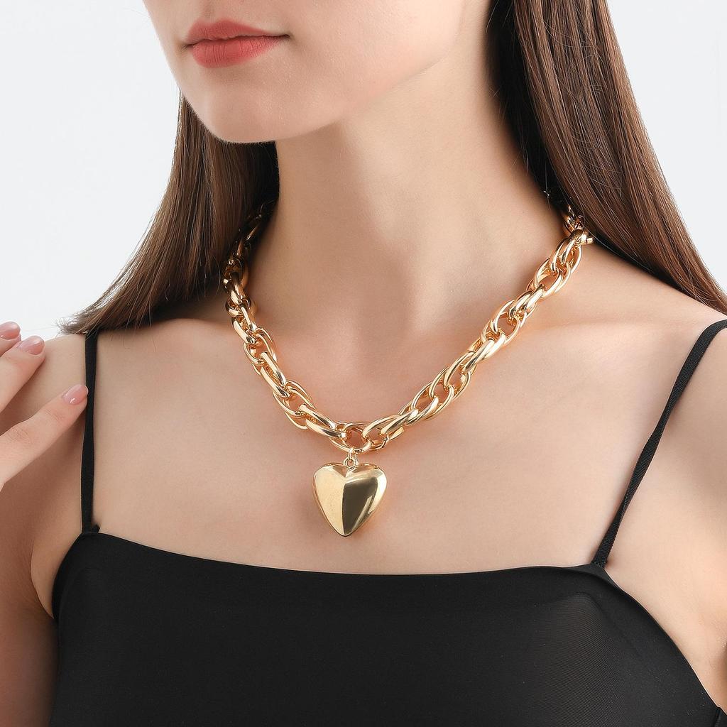 Chunky O-Chain Heart Pendant Necklace: European & American Cool Style with Exaggerated Hollow Peach Heart Design