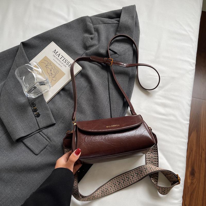 

2025 autumn new single shoulder retro winter bag women s foreign casual women s bag pillow fashionable niche bag feeling fashionable