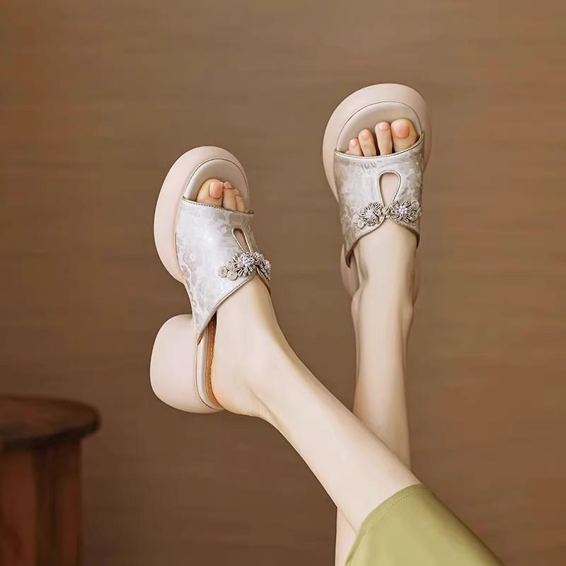 

High-heeled thick-soled slippers for women to wear in summer, new thick and cool slippers for women 35 шампанського