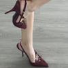 Temperament 2025 neue Baotou Lackleder Ein-Wort-Schnalle mit Kittenheel Sandalen Damen sexy schwarz Seide spitz Stiletto High Heels