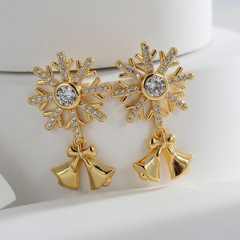 Boucles d'oreilles puces flocon de neige en zircon plaqué or - Bijoux de Noël élégants pour femmes
