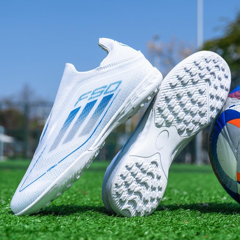 Fußballschuhe Weltmeisterschaft männlich Jugend Schülerinnen abgebrochene Nägel lange Nägel Wettkampf Trainingsschuhe