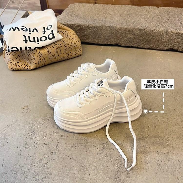 [Ovčí kůže] Silná podrážka zvyšující o 7CM~ Dámské bílé tenisky 2025 Nové letní kožené všestranné prodyšné ležérní boty