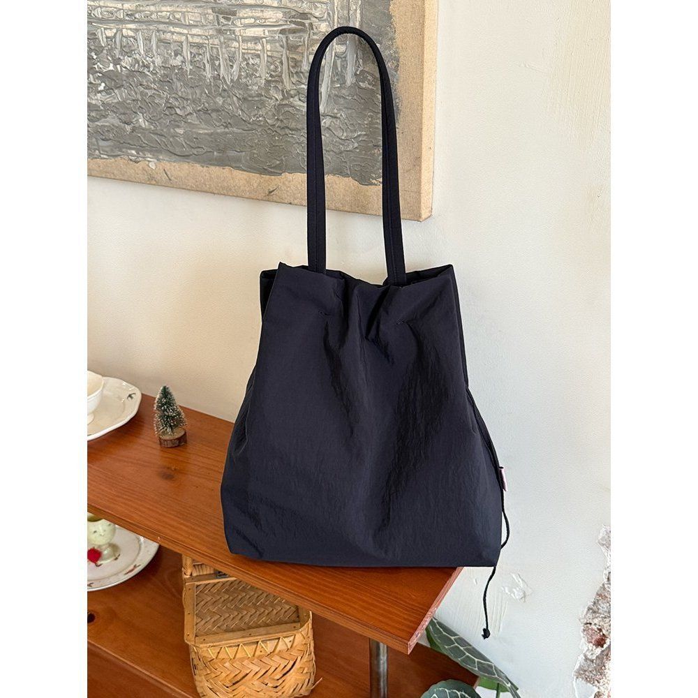 

Japanese retro drawstring bundle nylon bag autumn and winter new high-end shoulder bag niche simple tote bag чорний