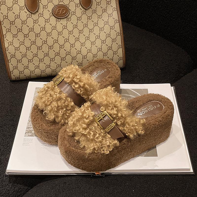 Retro plysjdesign fluffy tøfler dame yttertøy 2025 ny høst og vinter tykksålede høydeøkende beltespenne bomullstøfler