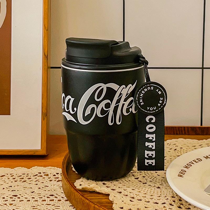 

Портативна чашка для напоїв у стилі Coca-Cola з двома відділеннями: Ідеально для кави, офісу, автомобіля та іншого 260ml