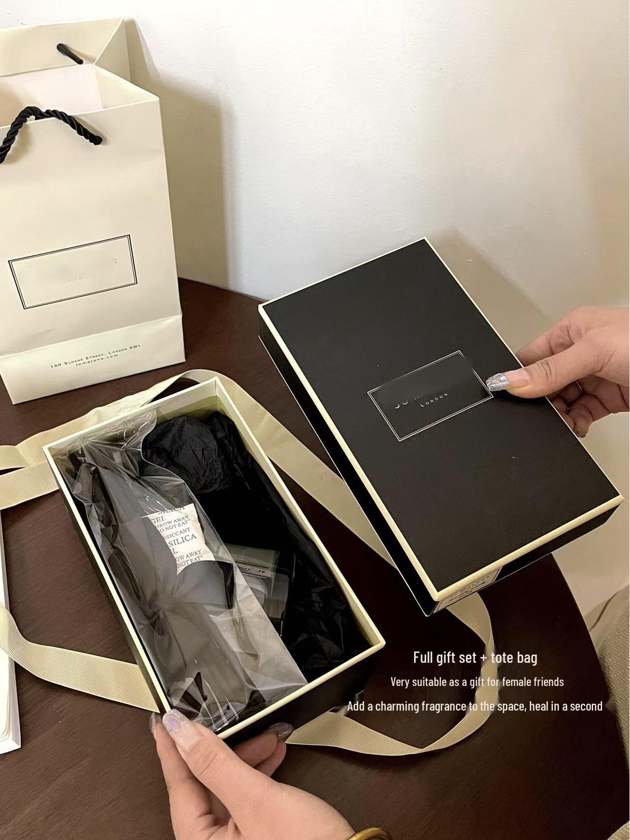 

Jo Malone Премиальный аромадиффузор с палочками - Аромат Колокольчика, Английской груши и Лайма с базиликом Bluebell