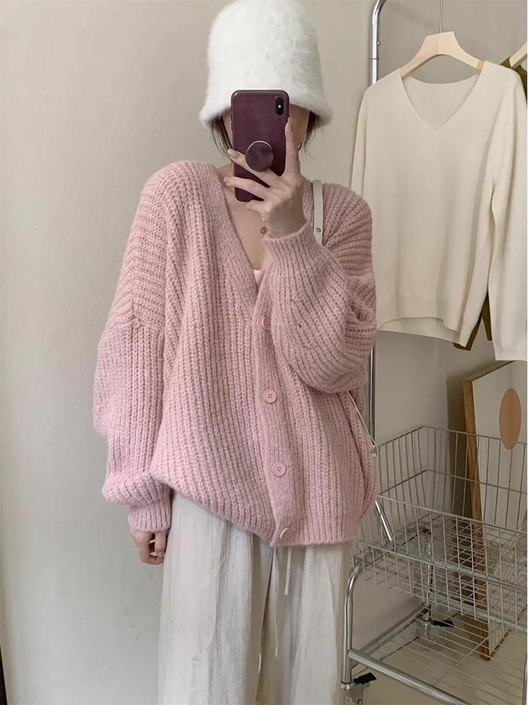 Women's Soft Pink Knit Cardigan: Gentle, Relaxed Style for Spring and Autumn