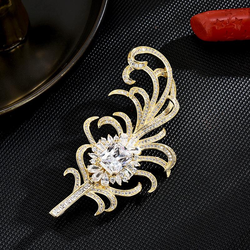 Design Temperament Lett Luksus Tung Industri Elegant Utsøkt Atmosfære Retro Fjærkåpe Brosje Anti-Lys Tilbehør