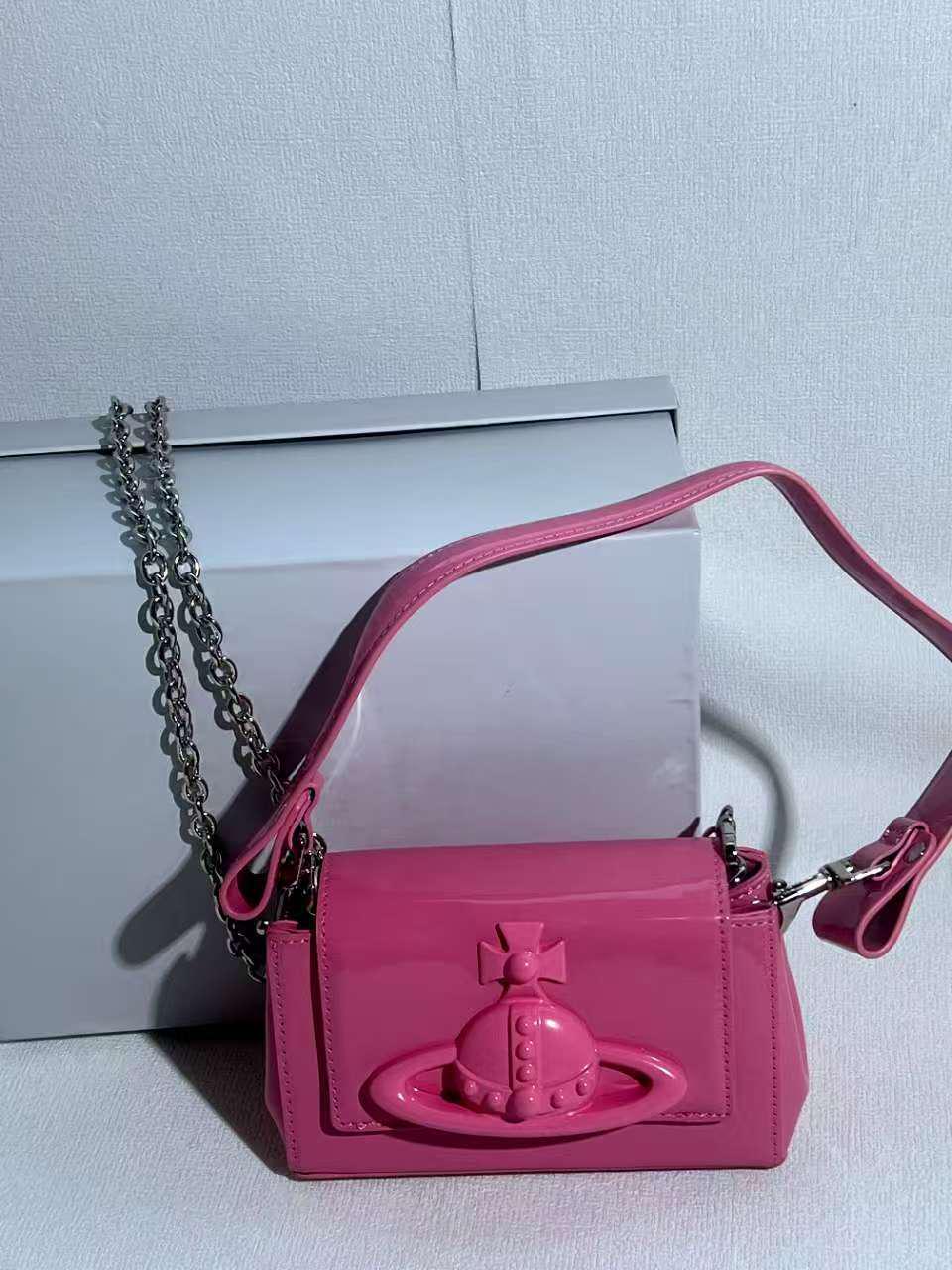 

Сумка-ведро Queen Mother Saturn Pink под мышкой 2024