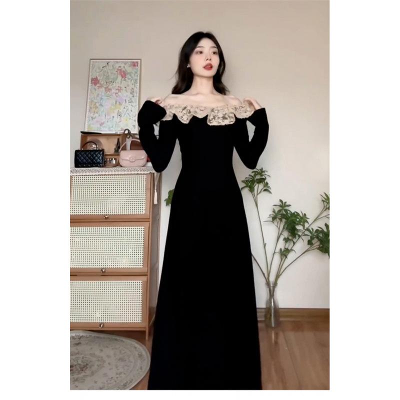 Huge goodlooking black longsleeved dress for women's autumn and winter with a coat and a slim dress with a bottom.