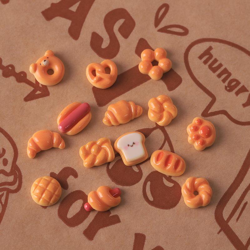 

Мини-игровой набор «Еда»: Круассан, тост, сумка «Кошачий коготь», крем «сделай сам», клей, шпилька, гвоздь, аксессуары из смолы