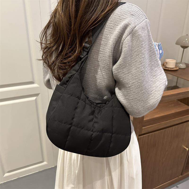Gesteppte gepolsterte Schulter-Henkeltasche Damen Fashi Große Kapazität Textur Aufbewahrungstasche Einfache und vielseitige Pendler-Hobo-Tasche