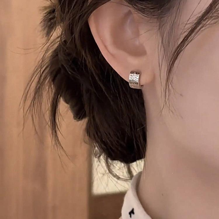 Minimalist Crystal-Studded Pentagram Earrings Luxury-inspired Niche-appeal Sophisticated Vintage-inspired Brushed-finish Wide-bar Ear Cuffs