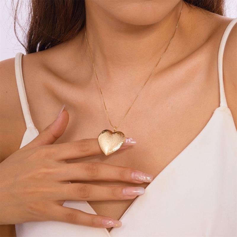 Vintage Heart Locket Necklace With Engraved Floral Designs Adjustable Chain Photo Pendant Jewelry Accessory for Women