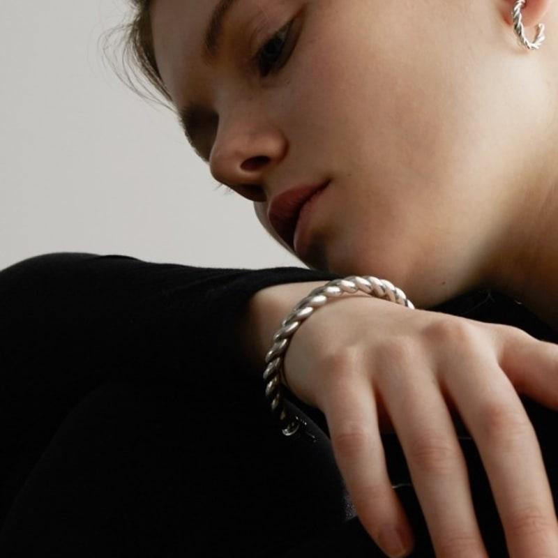 L U I R E Twist Bangle