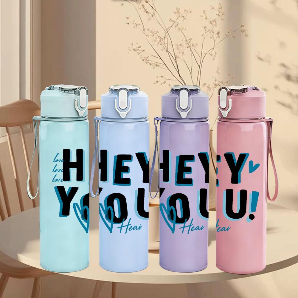 1PC Hey You Bold Letter Art 750ml Color Plastic Sports Water Bottle Leakproof Flip Straw Lid Suitable for Sports Office Home Use