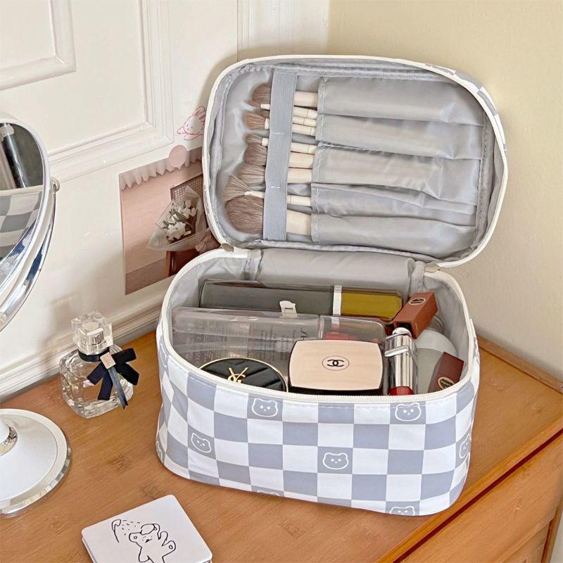 

Plaid Travel Makeup Bag: High-Capacity, Convenient Storage for Travel. High-quality Wear-resistant Fabric