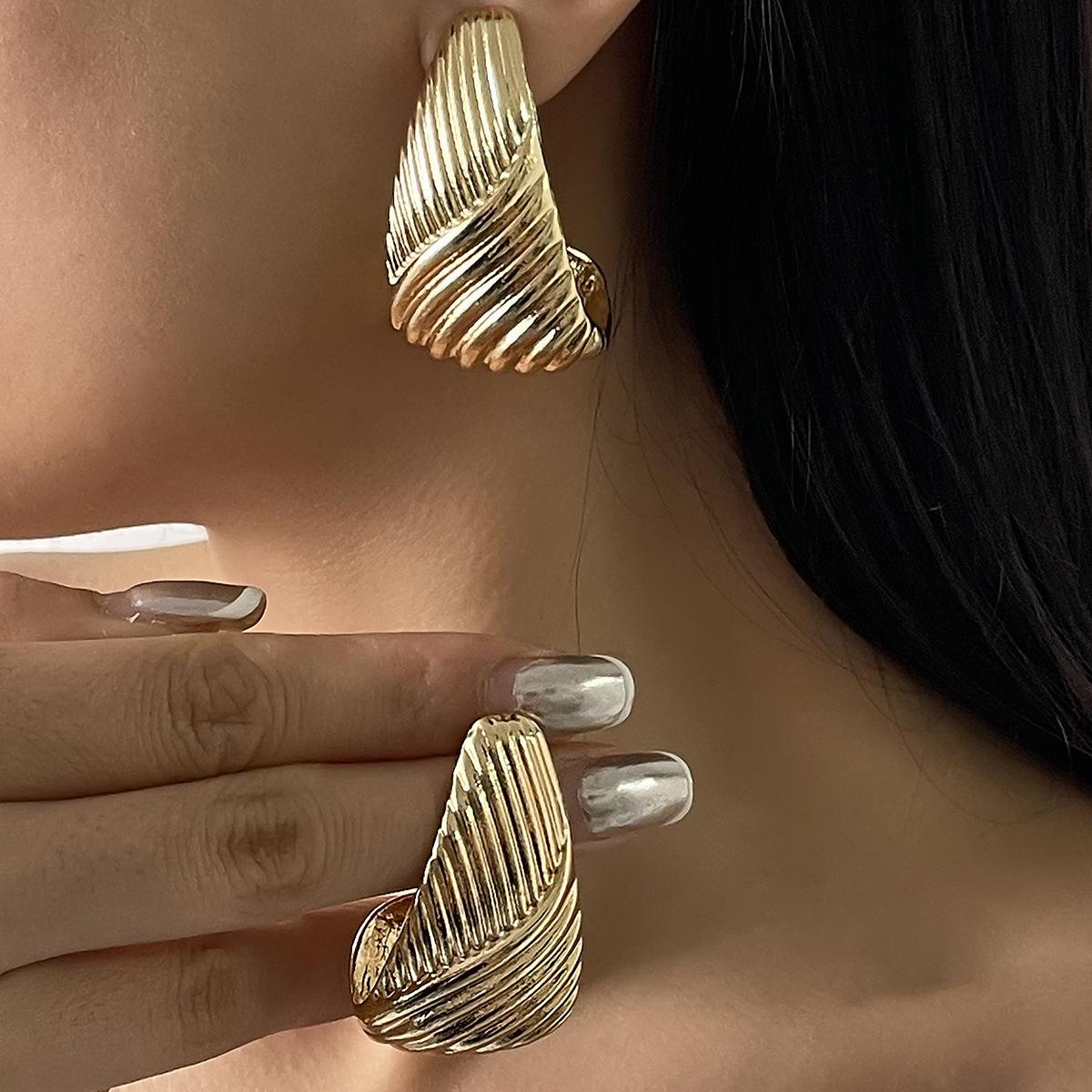 

Модні висячі сережки для жіночих прикрас