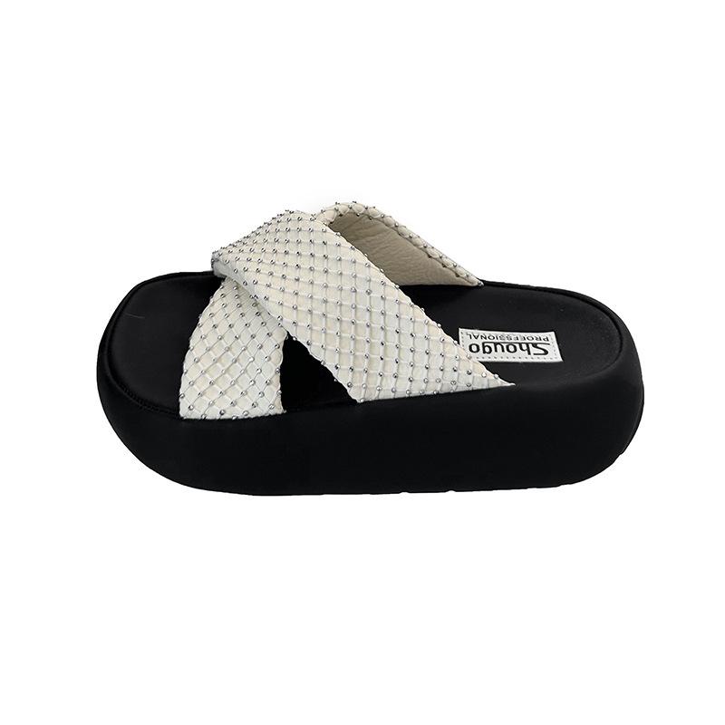 French Outer Wear Small Fragrant Wind Thick Bottom Slippers Women 2025 Summer New Internet Celebrity Fashion Versatile Beach Sandals