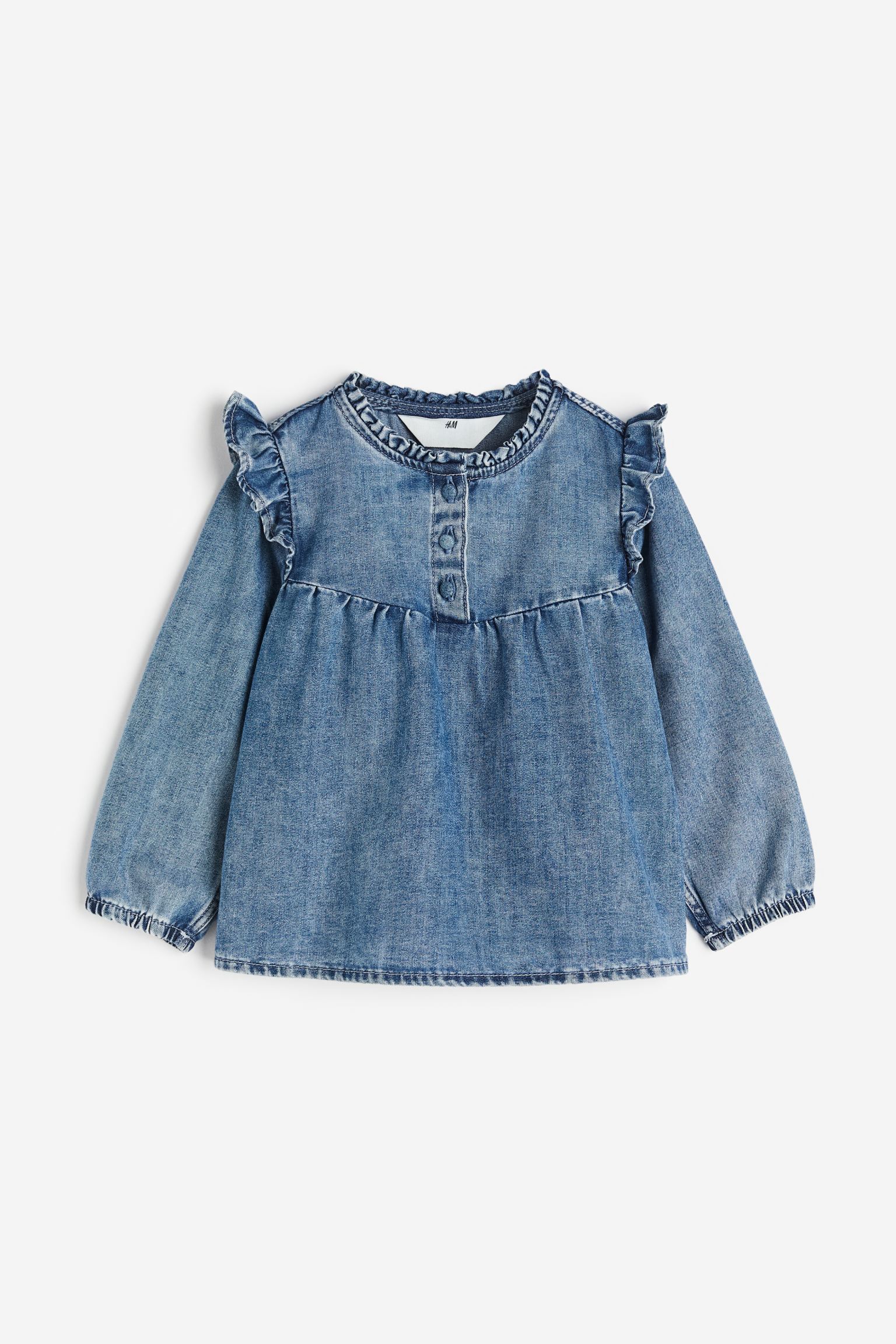 

Джинсовая блузка с оборками