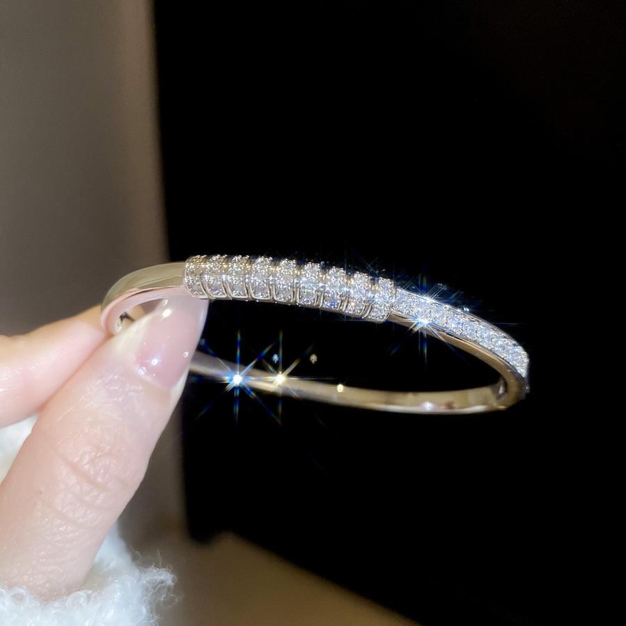 Elegant Geometric Rhinestone Zircon Buckle Bracelet: A Versatile and Luxurious Accessory for Women