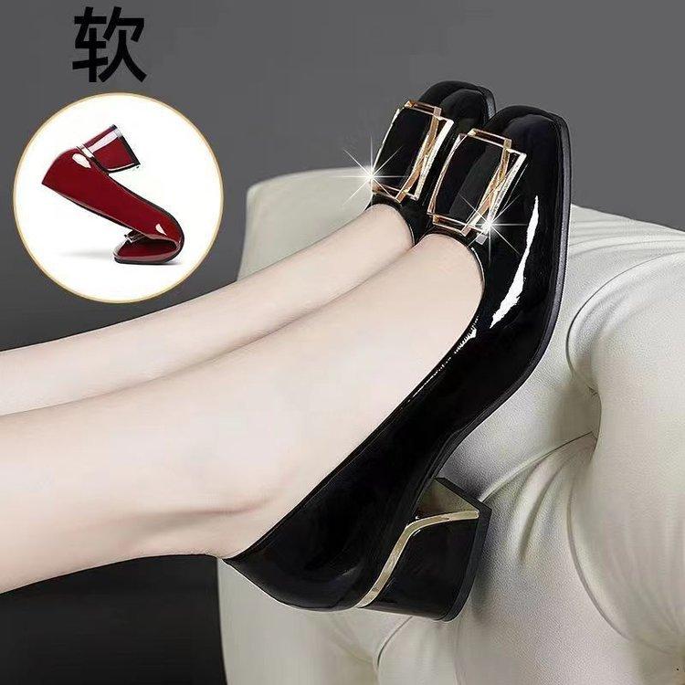 Shishi high heels women's autumn 2025 new women's shoes medium heel soft sole small leather shoes thick heel versatile work shoes