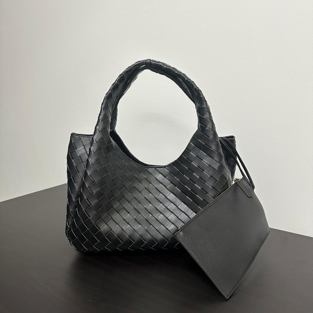 Hand-woven European and American Retro Texture Versatile Handbag Large Capacity Leisure Commuting Fashion Simple Tote Bag