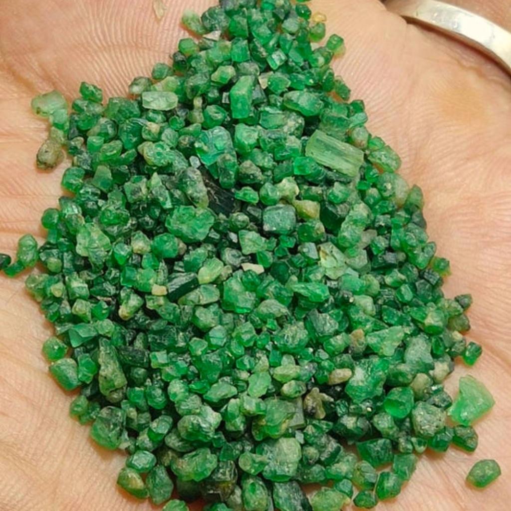 Smarald brut, piatră prețioasă naturală brută, minerale brute netratate, dimensiune brută 3-6 mm, smarald verde natural brut pentru fabricarea pietrelor prețioase.