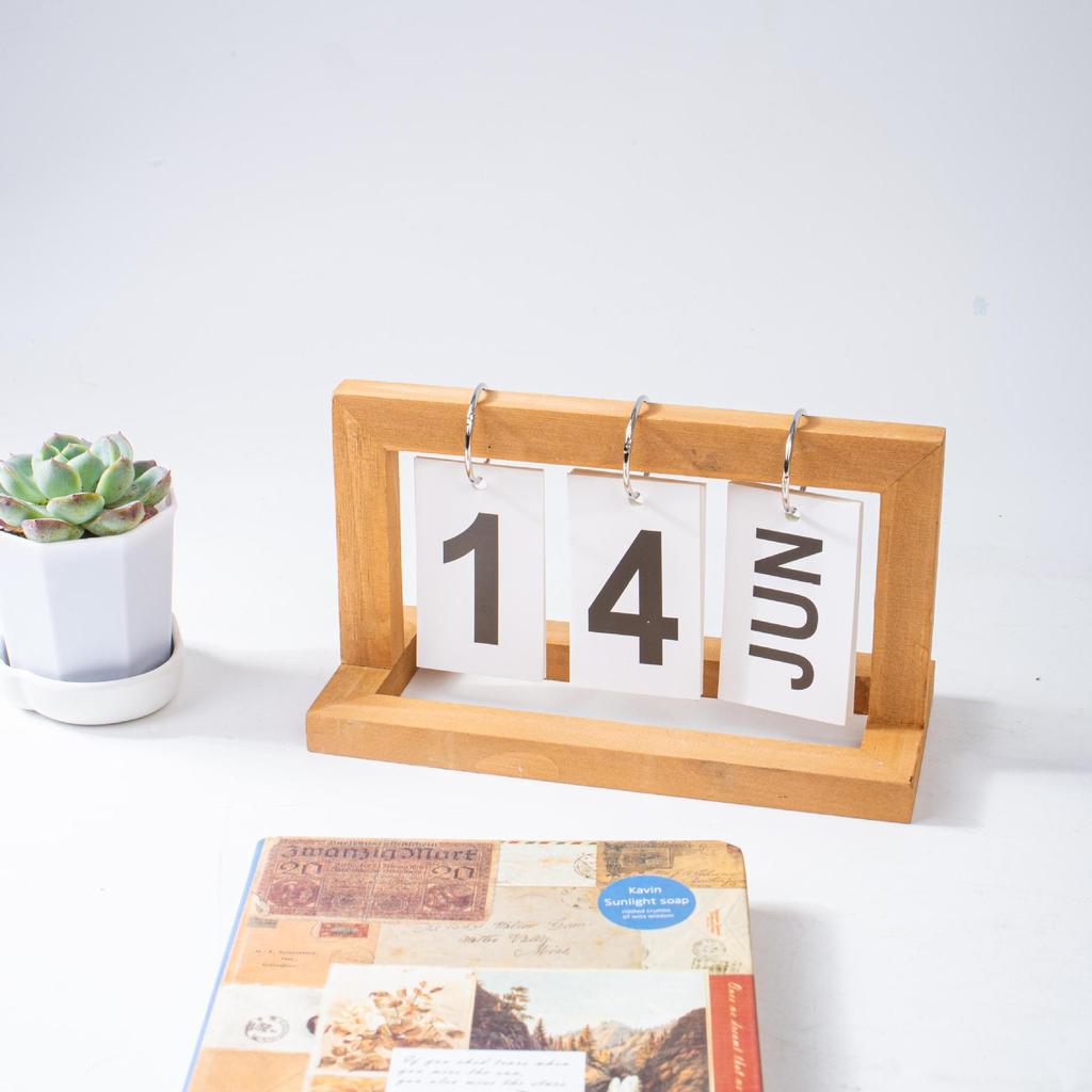 Retro INS Style Wooden Perpetual Flip Calendar – Small Desktop Ornament for Home Decoration